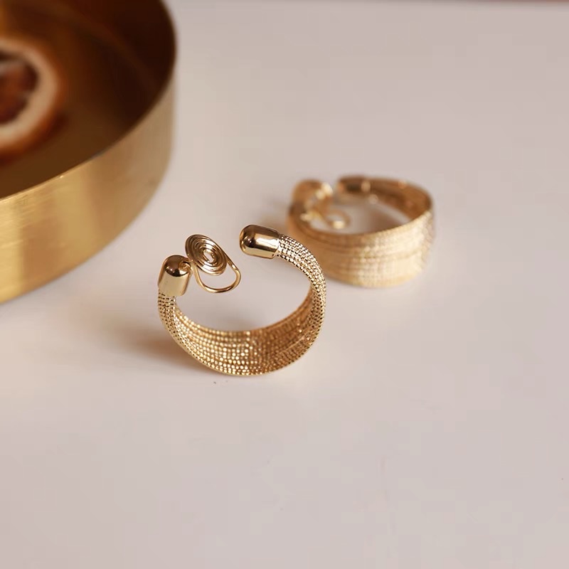 Ear clips, no ear piercings, women's circle earrings, high-end style, large golden circle earrings details Picture