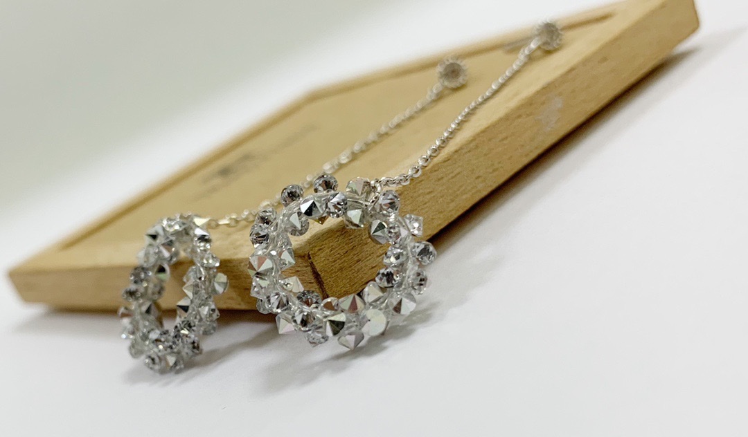 Swarovski earrings details Picture