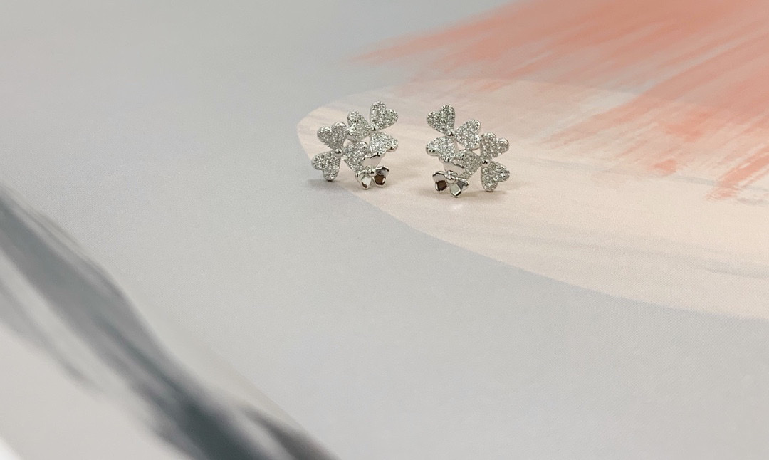 Flower 🌹 zircon earrings Specification image