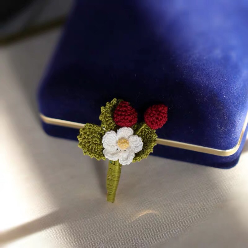 New hand-woven multicolor flower brooches from Dongdaemun, South Korea for autumn and winter