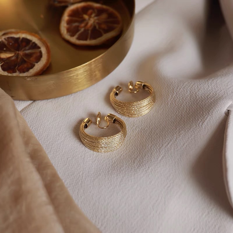Ear clips, no ear piercings, women's circle earrings, high-end style, large golden circle earrings detail image 4