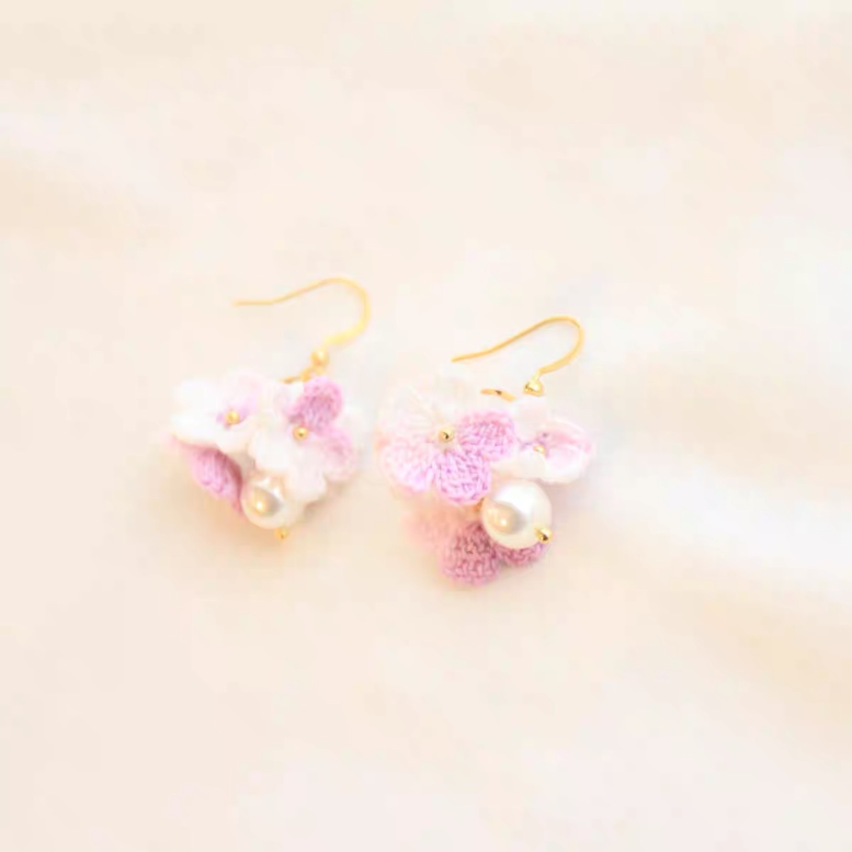 Piece-dyed wool flower patchwork flower 🌺 design simple vacation earrings in the tube details Picture