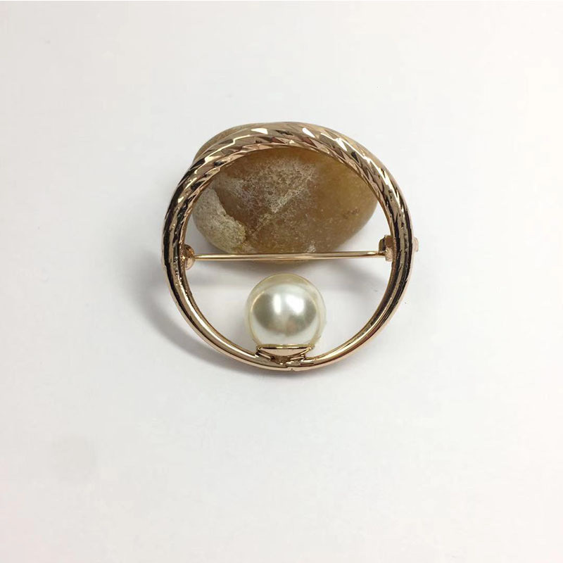 韩版珍珠胸针女圆型别针胸花西服衣饰白底实物图