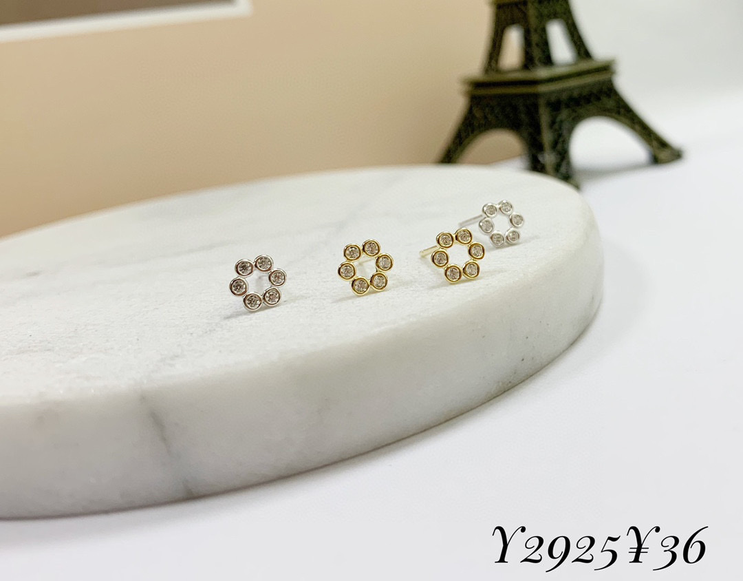Round stud earrings Application Scenario