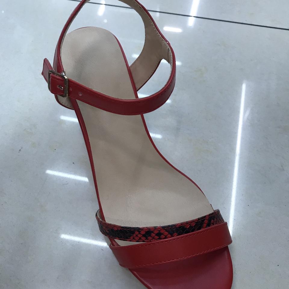 Low-heeled snake-patterned patchwork sandals