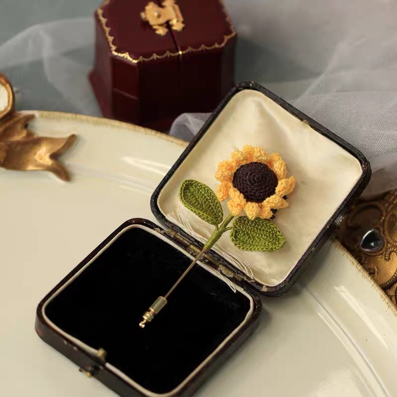 A versatile sunflower flower original design hand-woven pin Specification image