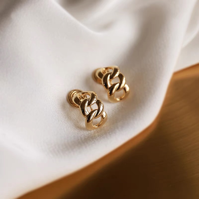 High-end chain earrings without ear holes, design sense earrings, simple and elegant Jieya steel jewelry for women Application Scenario