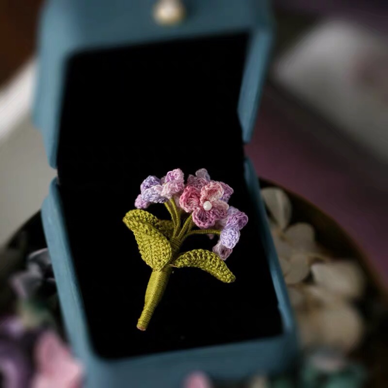 New autumn and winter collection of pure hand-knitted woolen flower coat with Korean brooch