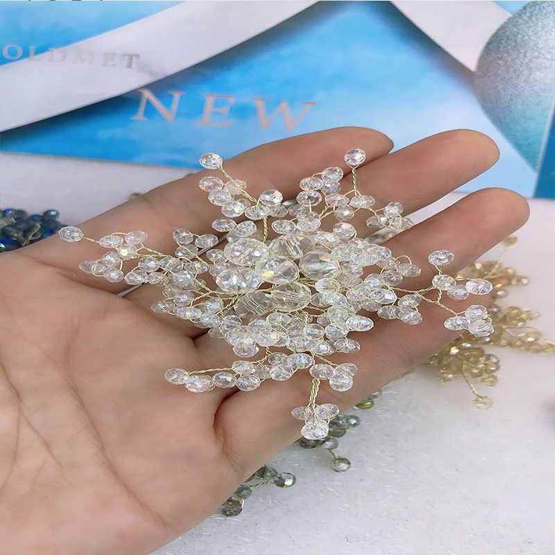 Wholesale of new clothing headscarf accessories, copper wire brooches, hair flowers, hair ornaments, crystal beaded flower plates are available Application Scenario