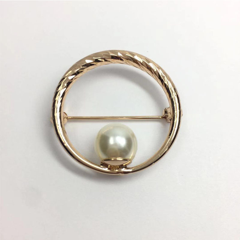 韩版珍珠胸针女圆型别针胸花西服衣饰产品图