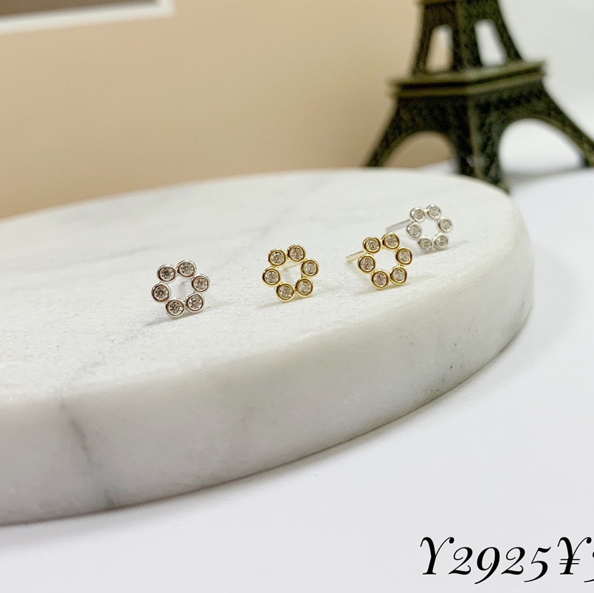Round stud earrings