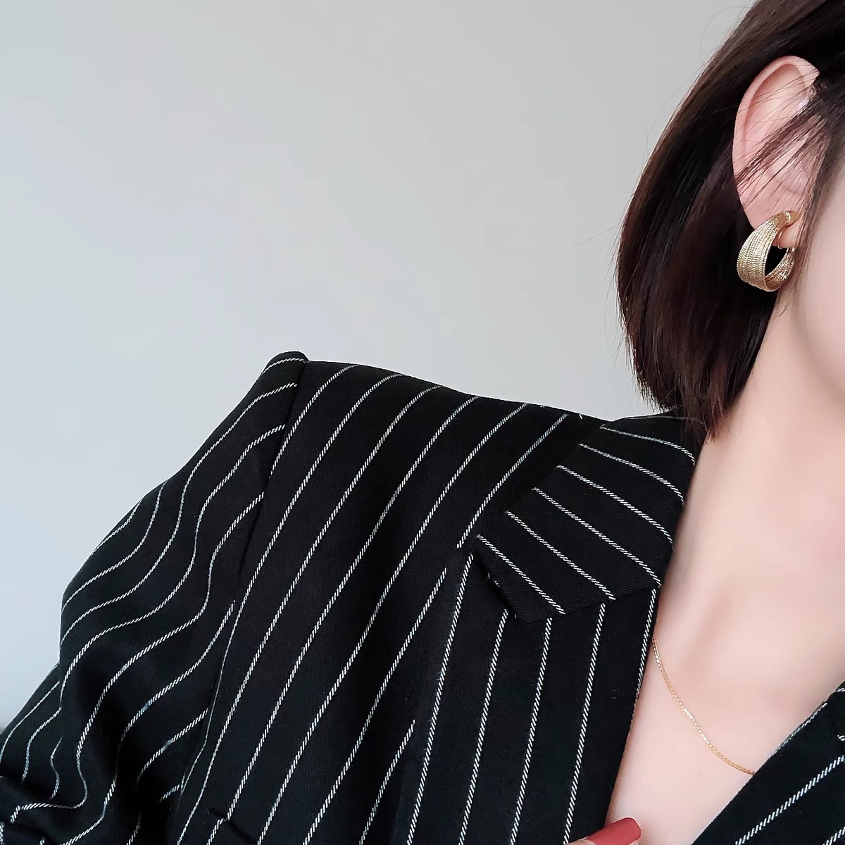 Ear clips, no ear piercings, women's circle earrings, high-end style, large golden circle earrings Specification image