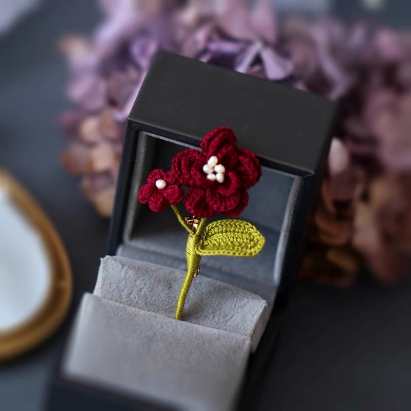 Red flower pearls adorn the high-end corsages of elegant and fashionable ladies Specification image
