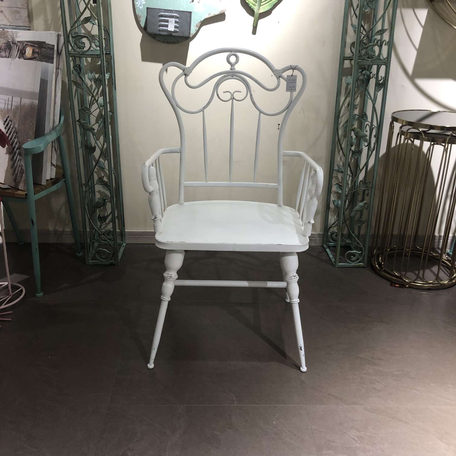 European-style white single chair, park outdoor single chair, ironwork community single chair, courtyard outdoor single chair, leisure chair details Picture
