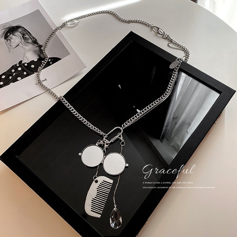 Multi-functional stacked comb, mirror pendant, necklace, long sweater chain, body chain, decorative chain, heart-shaped diagonal cross chain Application Scenario