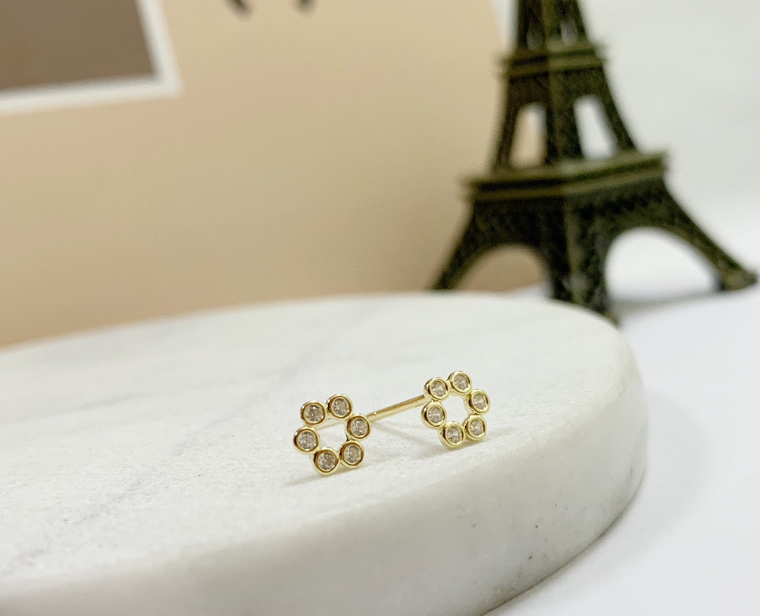 Round stud earrings Specification image