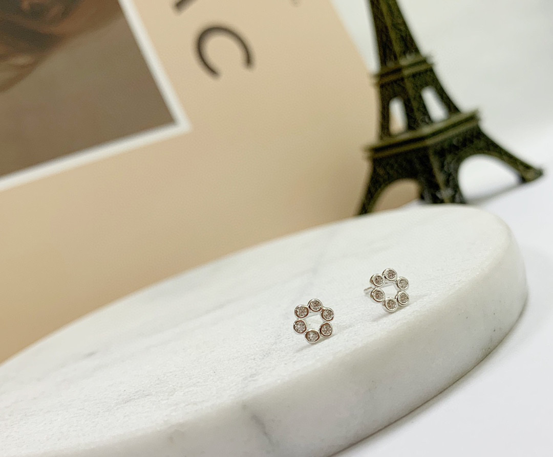 Round stud earrings details Picture