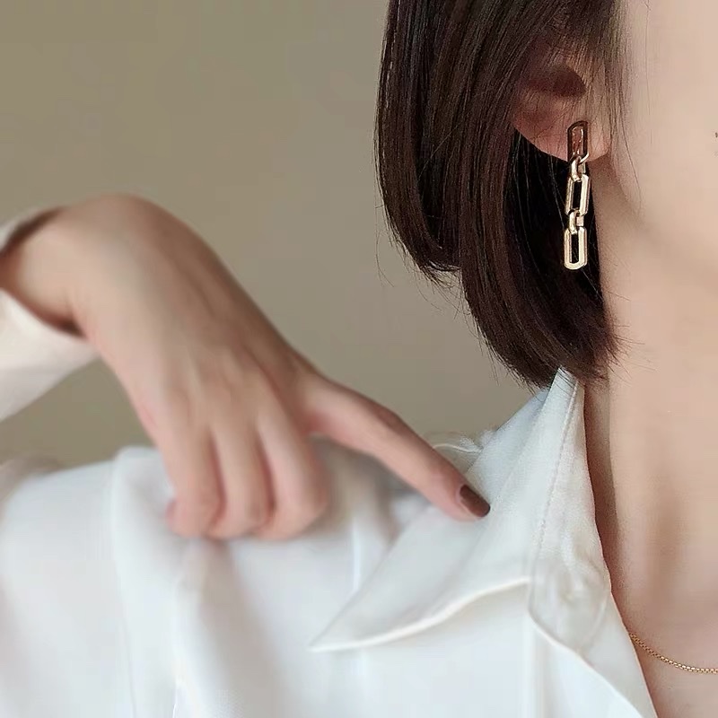 Ear-piercing earrings for women with a metallic and cold style are suitable for round faces and long chain Jaya steel accessories detail image 2