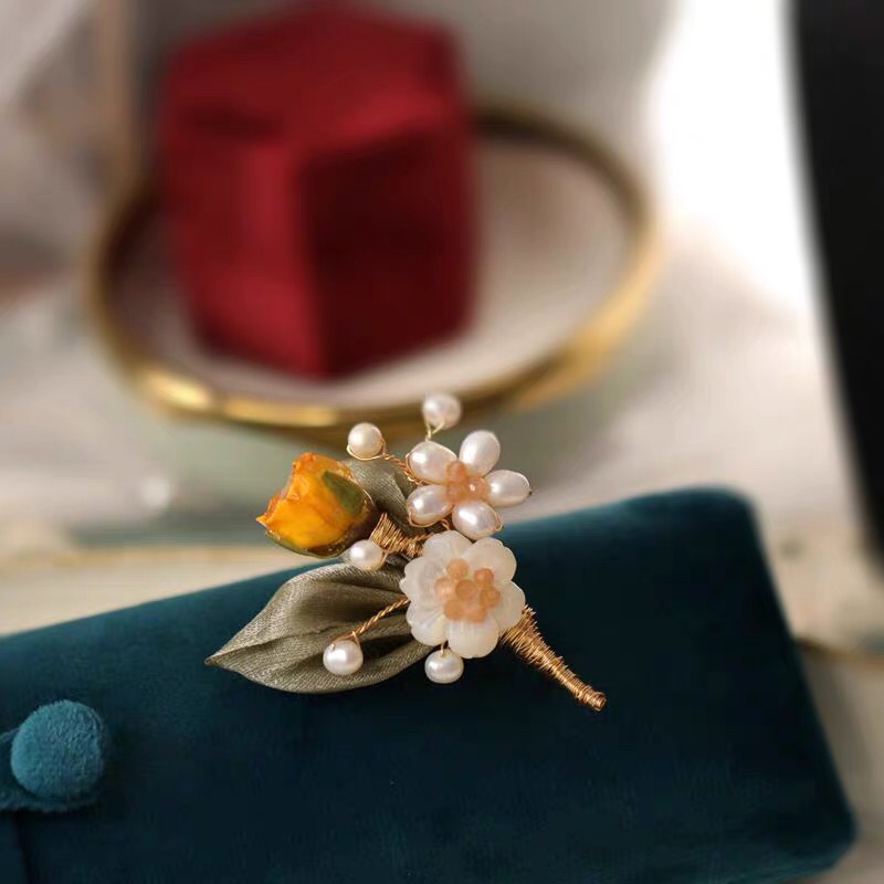 Exquisite and luxurious European and American fashion, simple and elegant coat, versatile brooch