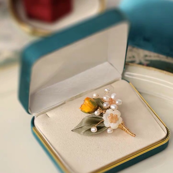 Pure hand woven fabric pearl flower new style brooch
