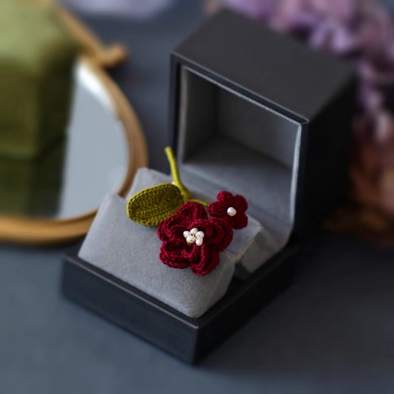 Red flower pearls adorn the high-end corsages of elegant and fashionable ladies Application Scenario