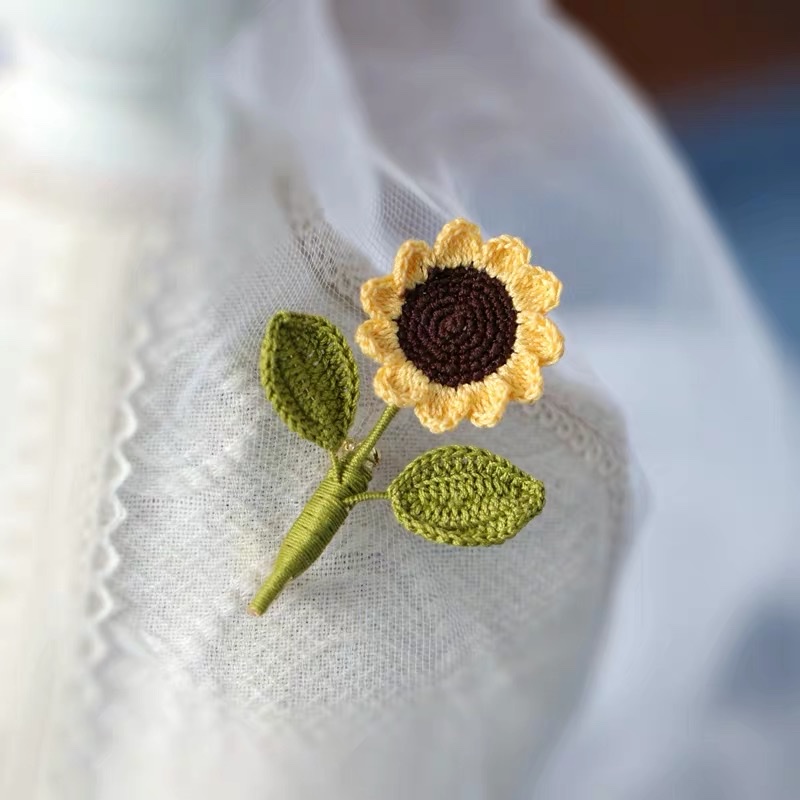 法式高级感优雅小众设计简约太阳花胸针。白底实物图