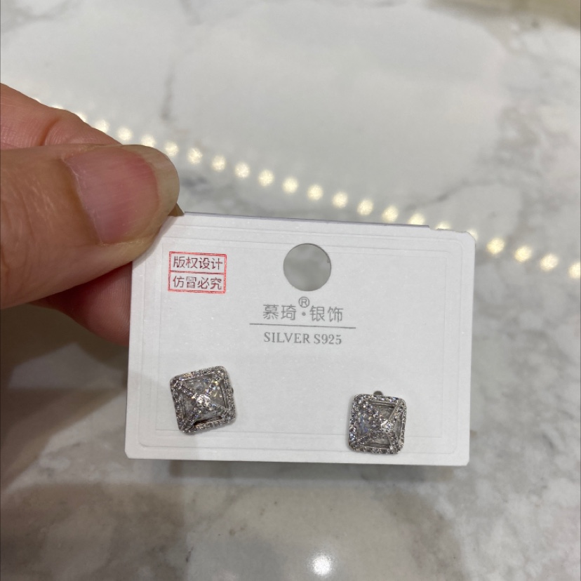 Small wring-shaped zircon Specification image