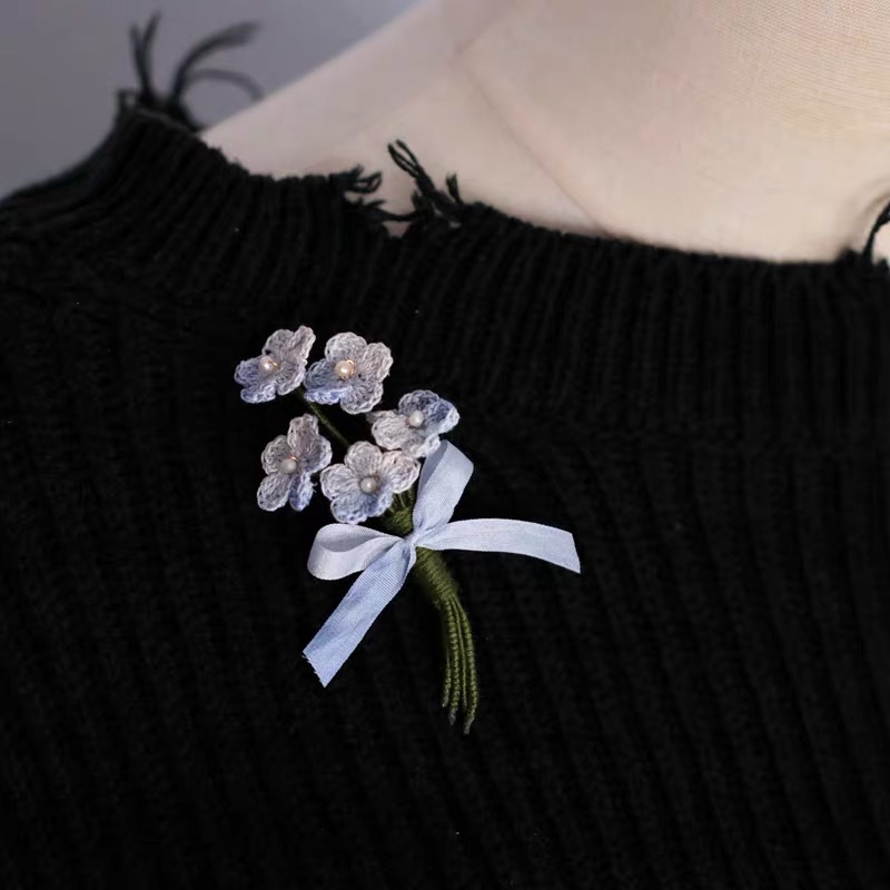 This simple and elegant European and American fashion shawl coat is versatile and trendy. It features a Korean-style corsage Application Scenario