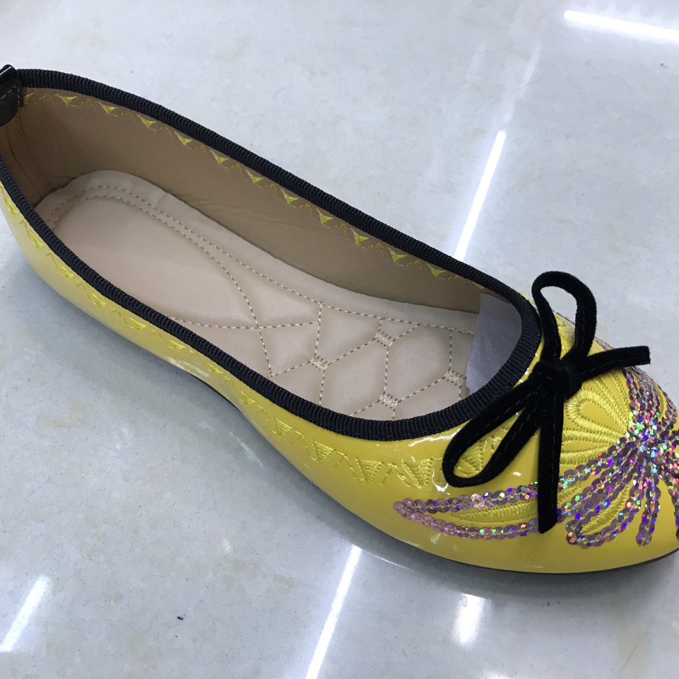 Yellow patent leather embroidered shoes