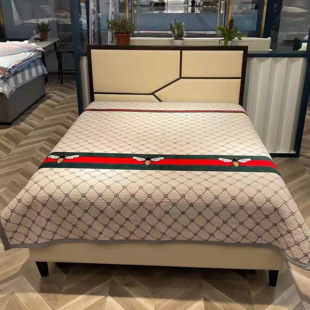 牛奶绒华夫格床盖2x2.3米，一条4斤左右，18个花色可挑，花色非常漂亮，有需要联系