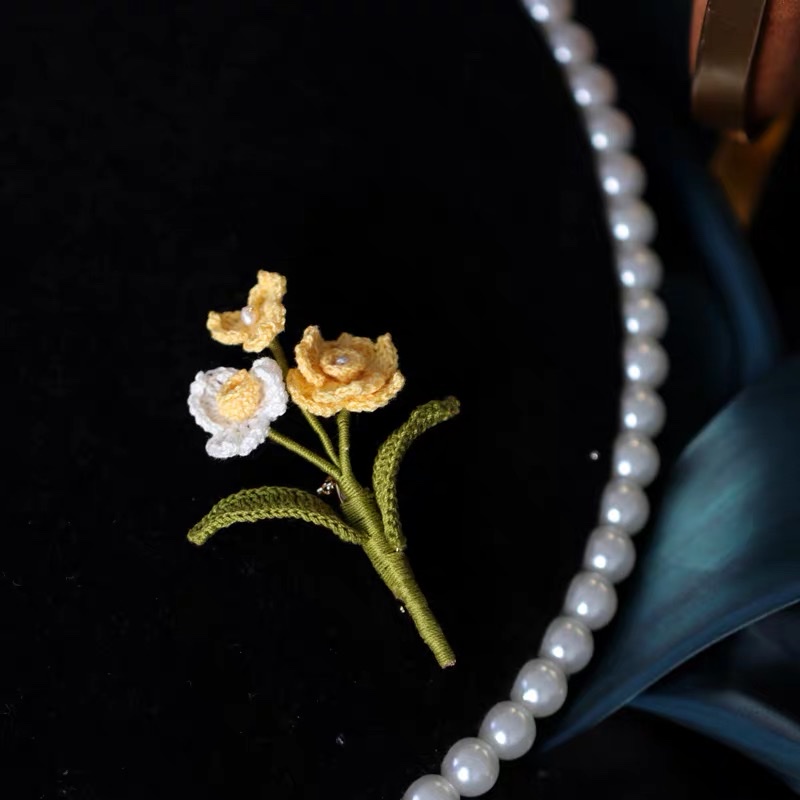 A new autumn and winter collection of pure hand-knitted woolen flower corsages from Dongdaemun, South Korea details Picture