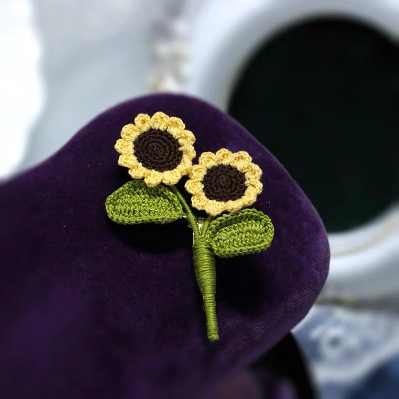 Romantic, exquisite, fashionable and high-end original design sunflower brooch. Item Picture