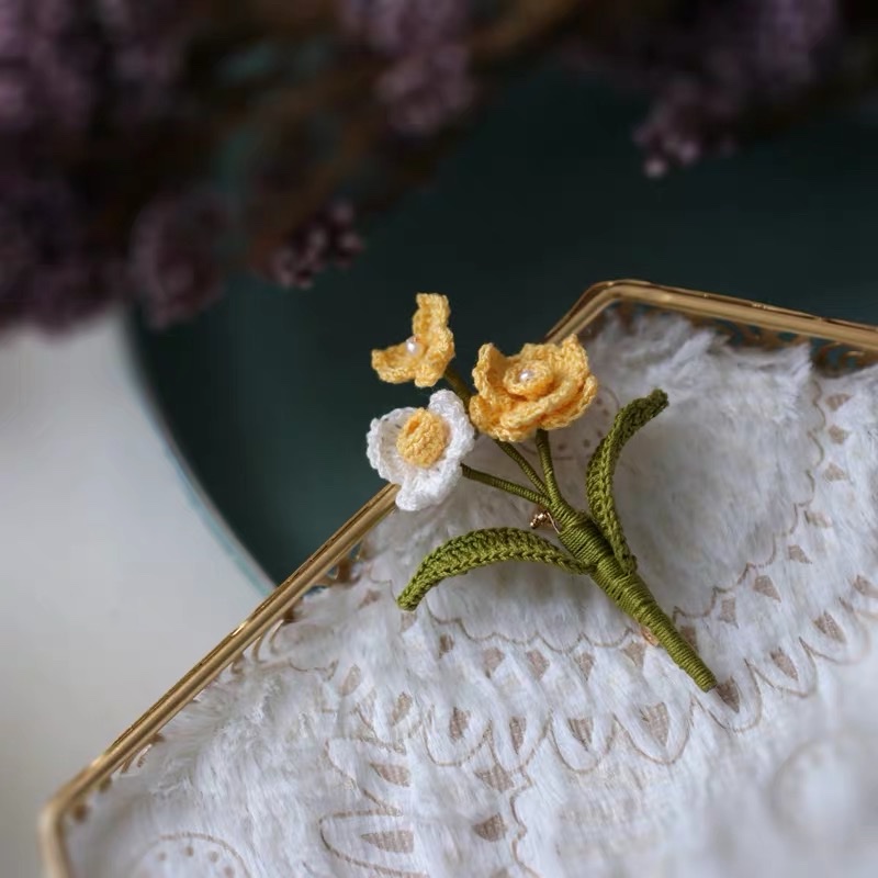 A hand-woven woolen floral brooch with the same style as a popular brand on the Internet Specification image
