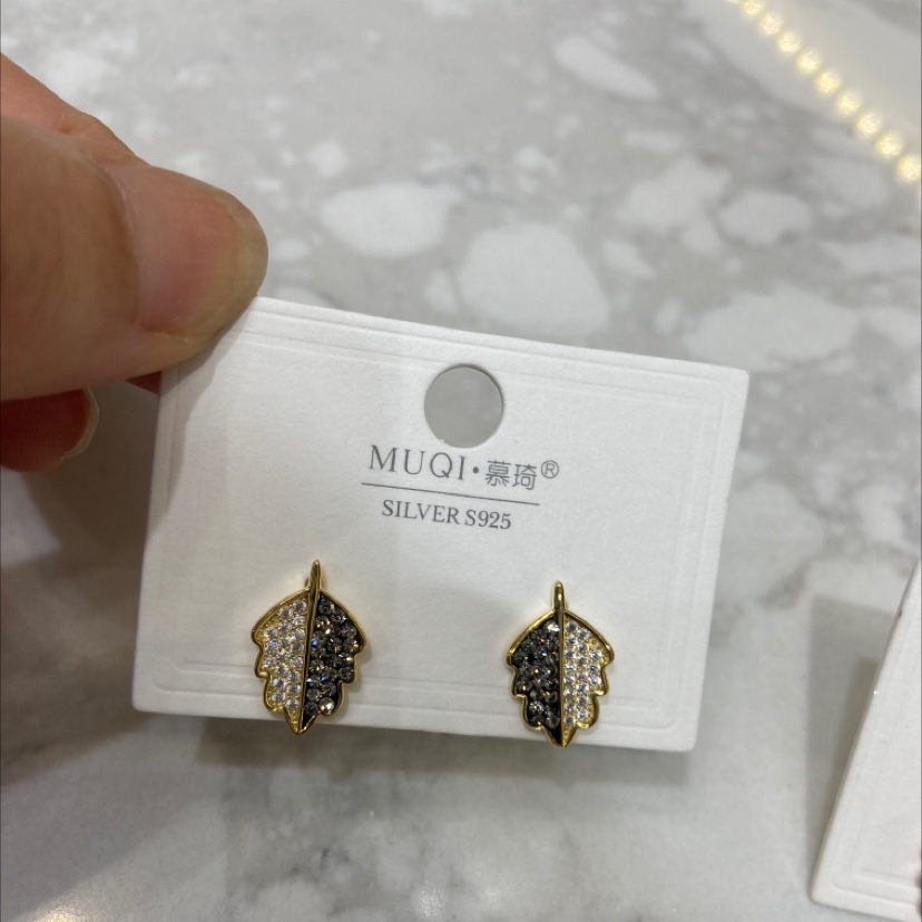 أوراق الشجر والأقراط الماس Item Picture