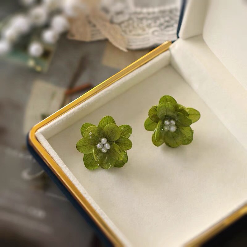 Simple and small fresh flowers with pearls exquisite fashion earrings