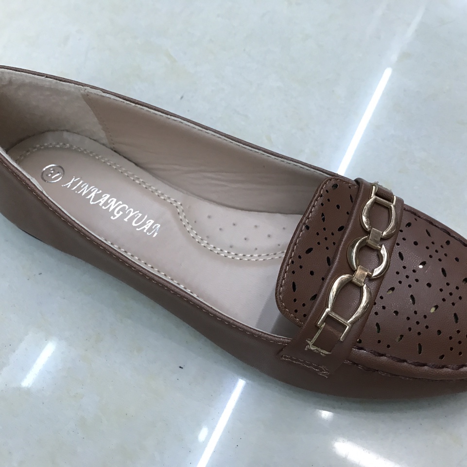 Camel-colored punched casual shoes