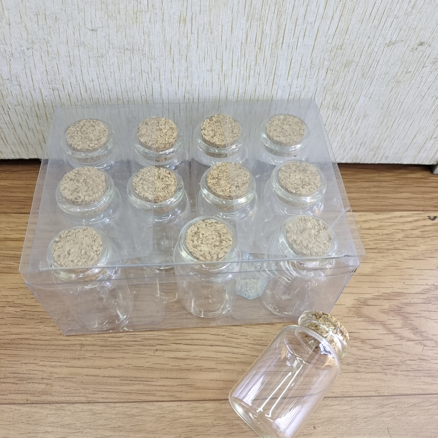 鑫元工艺D区三楼7924王爱兰玻璃瓶30mm*70mm卡口