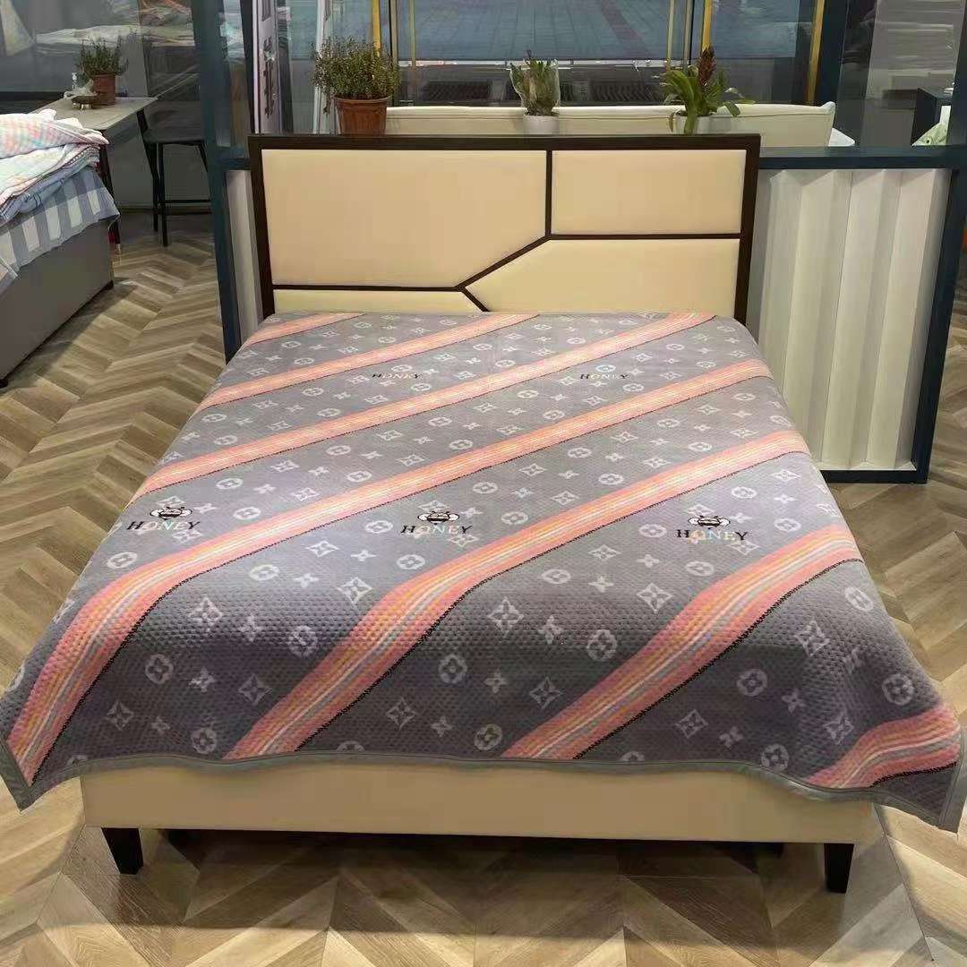 牛奶绒华夫格床盖2x2.3米，一条4斤左右，18个花色可挑，花色非常漂亮，有需要联系详情8