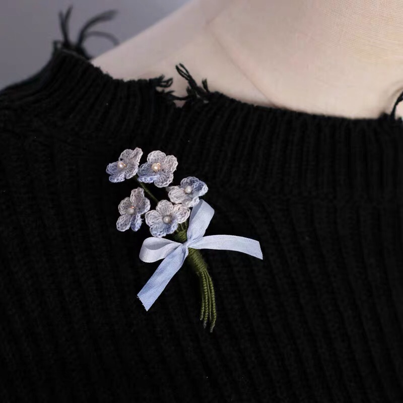 A trendy and fashionable, versatile and niche design of a woolen flower brooch.