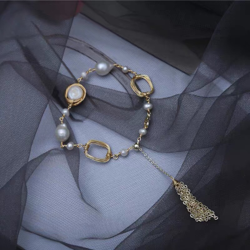 A retro court-style, versatile, trendy and fashionable ethnic style bracelet.
