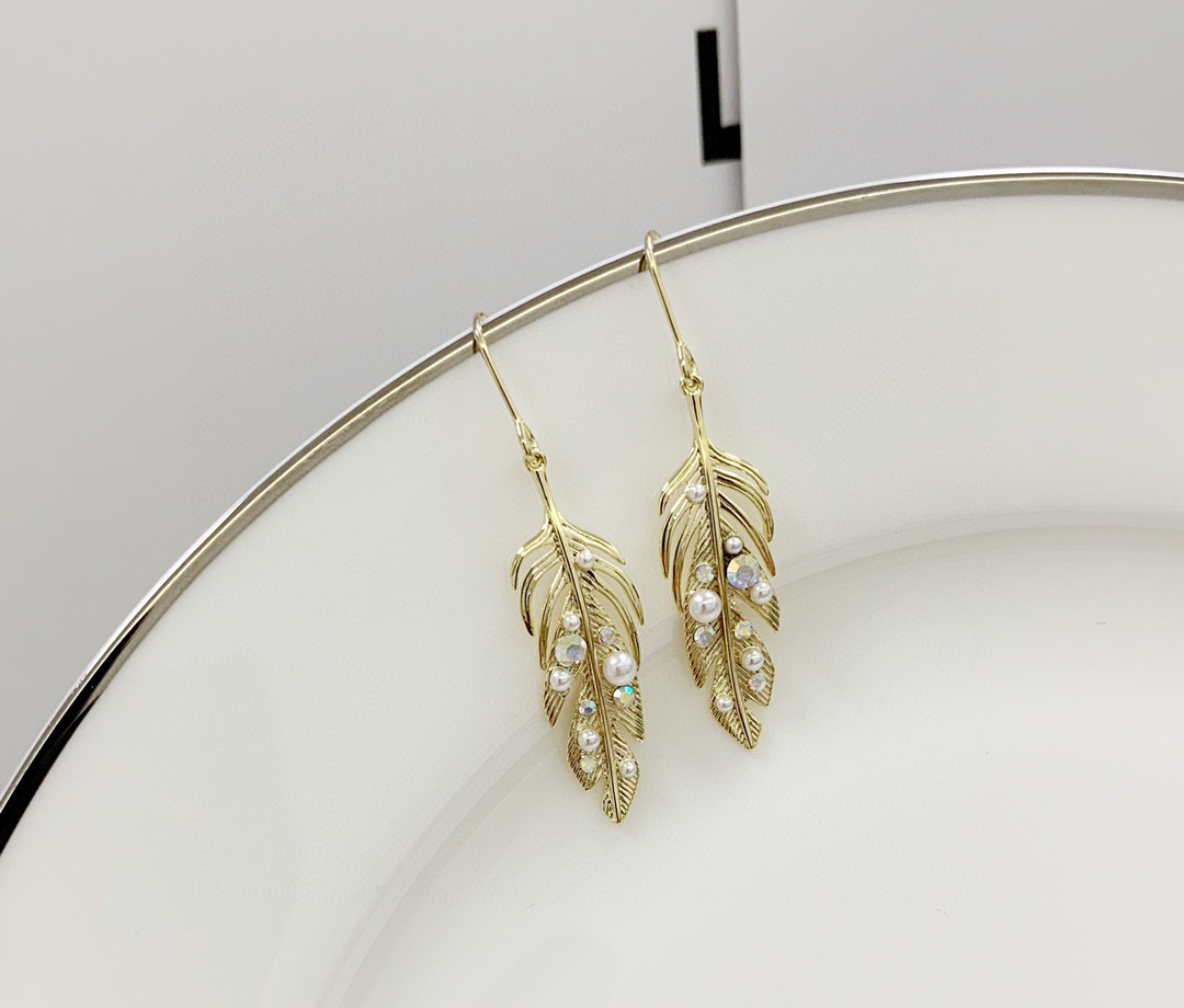 Feather earrings details Picture