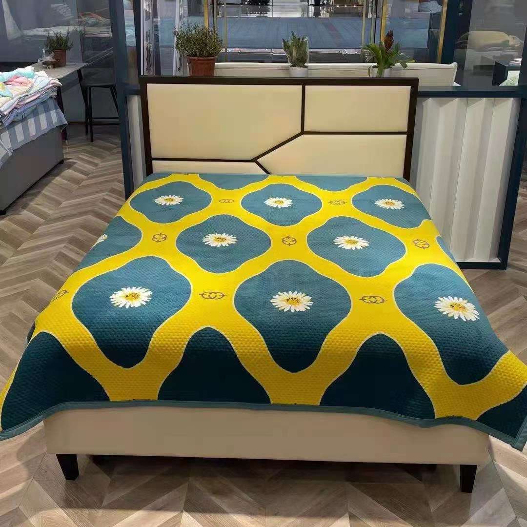 牛奶绒华夫格床盖2x2.3米，一条4斤左右，18个花色可挑，花色非常漂亮，有需要联系详情2