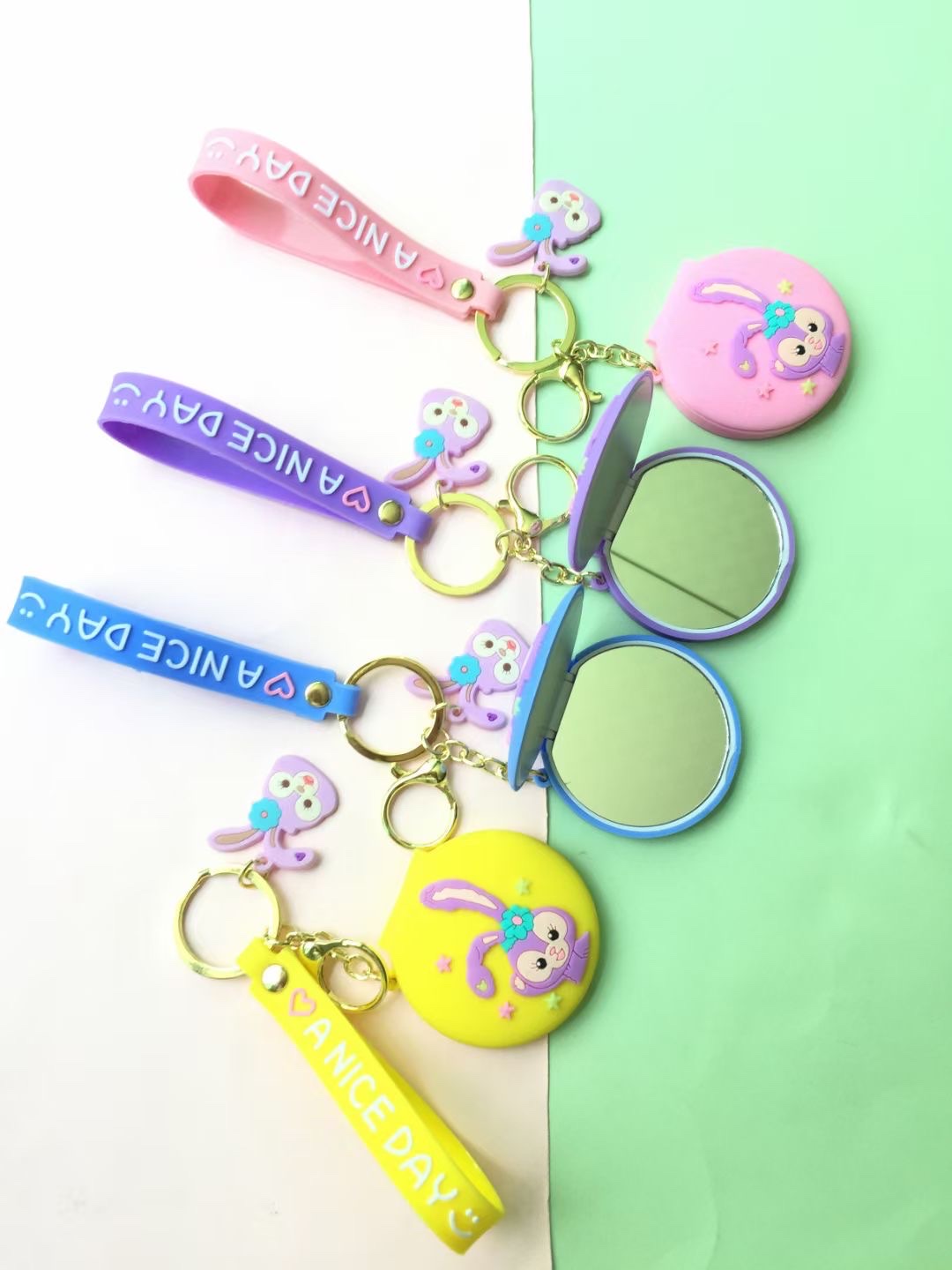 Pendant mirror keychain accessory Application Scenario