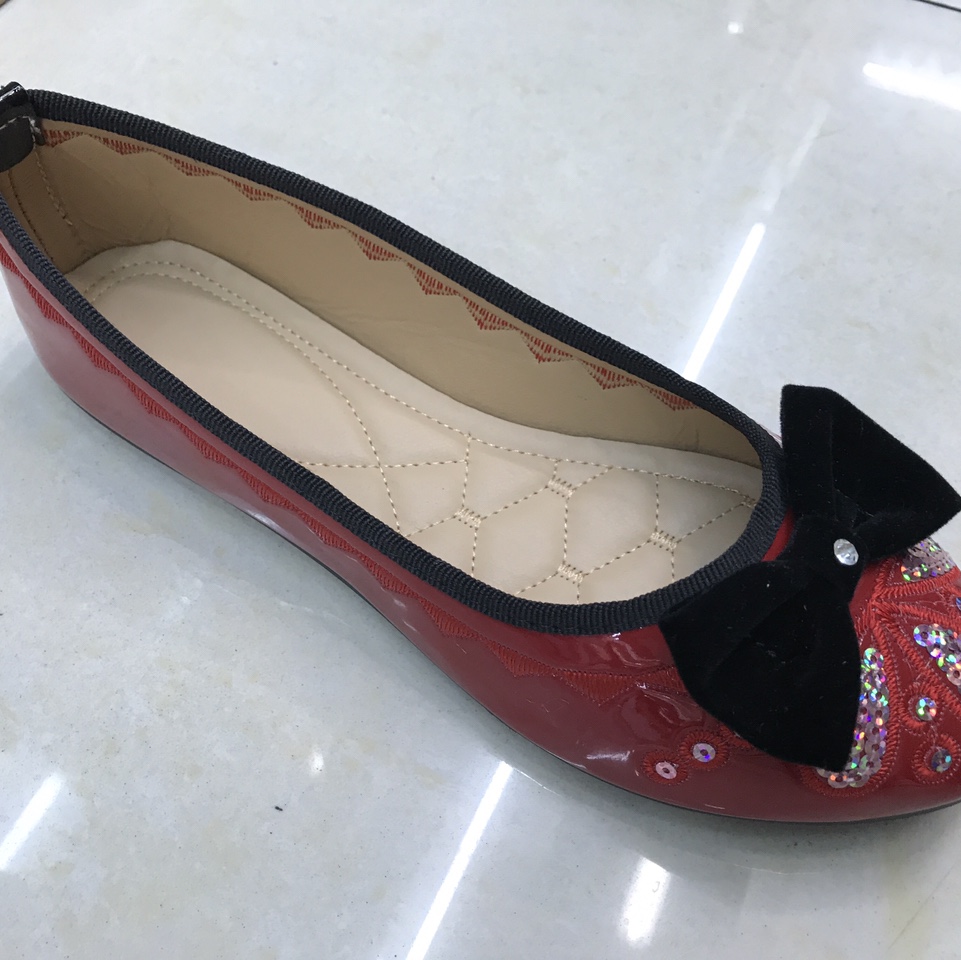 Red patent leather embroidered shoes