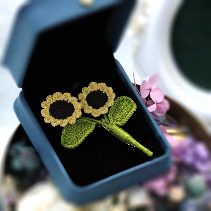 法式高级感优雅小众设计简约太阳花胸针。图