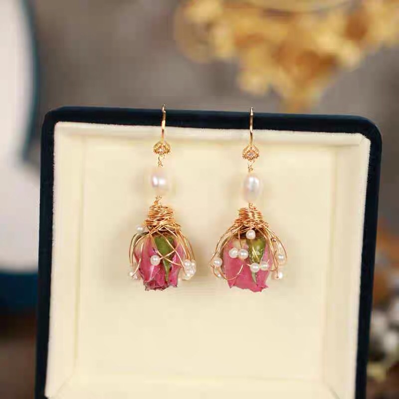 Fashion influencer's new vintage floral niche design exquisite pearl earrings.
