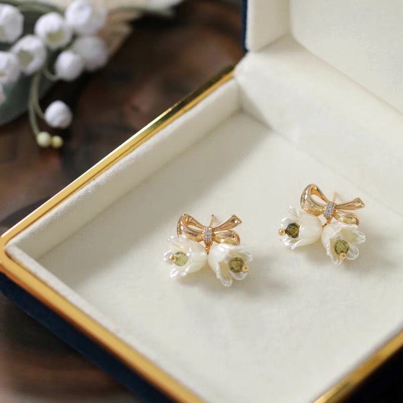 The Korean version of fashion wants fresh personality with delicate bow earrings