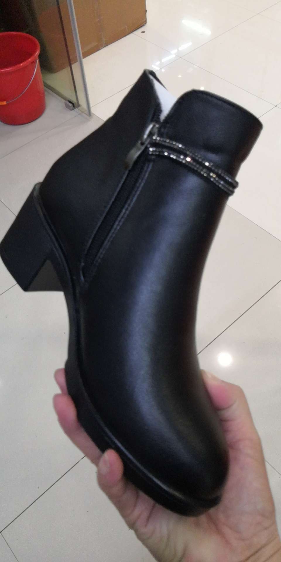 冬季妈妈老人棉鞋保暖真皮加绒皮鞋羊毛短靴女中老年大码平底防滑底跟靴细节图