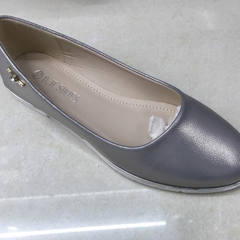 White-soled casual shoes