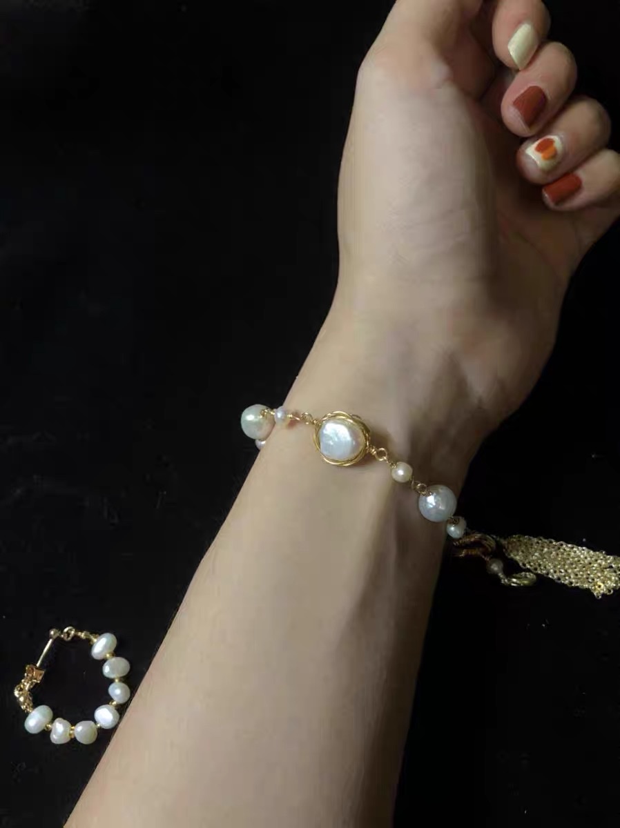 A sweet and versatile Baroque bracelet with a retro Sicilian court style Item Picture